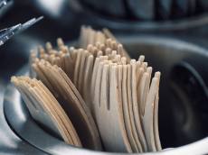 식당 공용 수저통의 딜레마…‘위생 강화할수록 쓰레기 늘어난다’